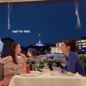 Kim Joo-hee Instagram - 반 시체 상태로 뻗어있는 나를 건져내어 
수고했다며 밥사주는 내 칭구 @jangsukjoon_v 
쵝오다 🌱💚🧚🏻‍♂️

남산타워는 오늘 무슨 색일까 기대하며 타임랩스를 켜보았는데 
노랑 보라 초록으로 변하다가 초록으로 정착= 대기 질 좋음 🥳

별거아닌 시시껄렁한 이야기로 웃음 빵빵 도파민 뿜뿜 
힐링이었던 밤 🌙

생각해주는 맘씨 넘나 고마워 ☕️ 
(직화에는 약하지만) 고기 구워주께 🥩🍖🤗 

#수국수국 #까만밤아주까만밤 #healingmoments 🗼✨🧚🏻‍♂️