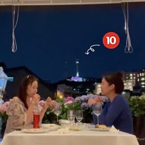 Kim Joo-hee Instagram - 반 시체 상태로 뻗어있는 나를 건져내어 
수고했다며 밥사주는 내 칭구 @jangsukjoon_v 
쵝오다 🌱💚🧚🏻‍♂️

남산타워는 오늘 무슨 색일까 기대하며 타임랩스를 켜보았는데 
노랑 보라 초록으로 변하다가 초록으로 정착= 대기 질 좋음 🥳

별거아닌 시시껄렁한 이야기로 웃음 빵빵 도파민 뿜뿜 
힐링이었던 밤 🌙

생각해주는 맘씨 넘나 고마워 ☕️ 
(직화에는 약하지만) 고기 구워주께 🥩🍖🤗 

#수국수국 #까만밤아주까만밤 #healingmoments 🗼✨🧚🏻‍♂️