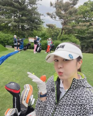 Kim Joo-hee Instagram - #아람코팀시리즈 @aramcoteamseries 
라운드2& 어쩌다 3 😂 

비가 예상보다 많이 와 중단됐던 토요일 경기 
다음날 아침 6:45분 각자 끝난 홀에서 남은 게임을 시작하였다 
(그게 오늘 새벽이었다니 뭔가 익사이팅한 꿈을 꾼것만 같다 🤣)

어젠 우리 팀 리더가 샷이글도 하고 🦅🦅 
다른 선수들도 좋은 샷감에 버디도 줄줄이 하고 👏🏻👏🏻🦋 
나도 핸디홀에서 타수를 줄이며 열심히 순위를 끌어올렸건만 
오전 라운드로 비를 피해간 팀이 
끌어올린 타수의 벽은 만만치가 않았다 (팀 강은 역시 강했다…) 

다음날 재게된 이른 새벽 라운드 
한껏 느려진 이슬 품은 그린에 버디 찬스를 8개쯤 놓친거 같은 울팀🥲
멤버들 모두 어제 빗 속 라운드에 컨디션이 안좋았을까
이 거리의 펏들을 놓칠 선수들이 아닌데,, 
나 또한 아이언이 너무 안맞아 한숨이 나오던 중
느린 퍼터에 강한 저력?! 이 나오며 🫢 par3,par4 두 타를 줄여 
팀 순위가 무사히 3위권에 안착할 수 있었다 🥳🥳🥳

(마지막 홀 퍼팅에선 한 1분쯤 머뭇했나 이리저리 스탠스 잡고 겨우 인 
아 슬로우 장면처럼 홀로 빠져들어가던 모습, 땡그랑 소리 
고약한 골프의 중독성이란…ㅠ ) 

우리 팀 리더 마리아호 유리베 @mariajogolf 는
바로 챔피언조 경기를 멋지게 3위로 경기를 마무리
게임이 오늘 맘같지 않게 어렵게 풀려갔지만
마지막 버디 퍼팅 넘 멋있었어요 역시~!! 👏🏻👏🏻🥳 

우승엔 오랜만의 홈그라운드를 찾아 
승리의 기쁨을 맞게된 김효주 선수~!! 넘넘 축하해요 👏🏻👏🏻🥳
(골프 백순이 시절 김효주 선수의 스윙을 보고
컴퓨터 화면인가 싶을만큼의 완전한 스윙 그 자체 
파리 올림픽에서도 멋진 모습 기대해요~~! 🤗)

극과 극의 날씨 속 
팀전이라는 이색적인 룰로 직접 참가해봤던 대회
선수는 아무나 하는게 아니구나 다시 한번 느끼며 🫢 
집나간 아이언이나 돌아와 평화로운 라운드를 할수있길 소망해본다

Thank you for my Team Uribe & @aramcoteamseries 
Hope see you next time 🤗

#aramco #kolon #waacgolf #teamseries #👍🏻👍🏻👍🏻