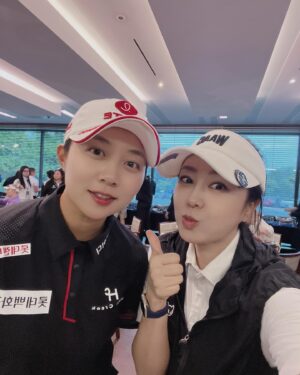 Kim Joo-hee Instagram - #아람코팀시리즈 @aramcoteamseries 
라운드2& 어쩌다 3 😂 

비가 예상보다 많이 와 중단됐던 토요일 경기 
다음날 아침 6:45분 각자 끝난 홀에서 남은 게임을 시작하였다 
(그게 오늘 새벽이었다니 뭔가 익사이팅한 꿈을 꾼것만 같다 🤣)

어젠 우리 팀 리더가 샷이글도 하고 🦅🦅 
다른 선수들도 좋은 샷감에 버디도 줄줄이 하고 👏🏻👏🏻🦋 
나도 핸디홀에서 타수를 줄이며 열심히 순위를 끌어올렸건만 
오전 라운드로 비를 피해간 팀이 
끌어올린 타수의 벽은 만만치가 않았다 (팀 강은 역시 강했다…) 

다음날 재게된 이른 새벽 라운드 
한껏 느려진 이슬 품은 그린에 버디 찬스를 8개쯤 놓친거 같은 울팀🥲
멤버들 모두 어제 빗 속 라운드에 컨디션이 안좋았을까
이 거리의 펏들을 놓칠 선수들이 아닌데,, 
나 또한 아이언이 너무 안맞아 한숨이 나오던 중
느린 퍼터에 강한 저력?! 이 나오며 🫢 par3,par4 두 타를 줄여 
팀 순위가 무사히 3위권에 안착할 수 있었다 🥳🥳🥳

(마지막 홀 퍼팅에선 한 1분쯤 머뭇했나 이리저리 스탠스 잡고 겨우 인 
아 슬로우 장면처럼 홀로 빠져들어가던 모습, 땡그랑 소리 
고약한 골프의 중독성이란…ㅠ ) 

우리 팀 리더 마리아호 유리베 @mariajogolf 는
바로 챔피언조 경기를 멋지게 3위로 경기를 마무리
게임이 오늘 맘같지 않게 어렵게 풀려갔지만
마지막 버디 퍼팅 넘 멋있었어요 역시~!! 👏🏻👏🏻🥳 

우승엔 오랜만의 홈그라운드를 찾아 
승리의 기쁨을 맞게된 김효주 선수~!! 넘넘 축하해요 👏🏻👏🏻🥳
(골프 백순이 시절 김효주 선수의 스윙을 보고
컴퓨터 화면인가 싶을만큼의 완전한 스윙 그 자체 
파리 올림픽에서도 멋진 모습 기대해요~~! 🤗)

극과 극의 날씨 속 
팀전이라는 이색적인 룰로 직접 참가해봤던 대회
선수는 아무나 하는게 아니구나 다시 한번 느끼며 🫢 
집나간 아이언이나 돌아와 평화로운 라운드를 할수있길 소망해본다

Thank you for my Team Uribe & @aramcoteamseries 
Hope see you next time 🤗

#aramco #kolon #waacgolf #teamseries #👍🏻👍🏻👍🏻