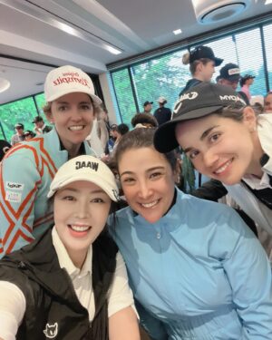 Kim Joo-hee Instagram - #아람코팀시리즈 @aramcoteamseries 
라운드2& 어쩌다 3 😂 

비가 예상보다 많이 와 중단됐던 토요일 경기 
다음날 아침 6:45분 각자 끝난 홀에서 남은 게임을 시작하였다 
(그게 오늘 새벽이었다니 뭔가 익사이팅한 꿈을 꾼것만 같다 🤣)

어젠 우리 팀 리더가 샷이글도 하고 🦅🦅 
다른 선수들도 좋은 샷감에 버디도 줄줄이 하고 👏🏻👏🏻🦋 
나도 핸디홀에서 타수를 줄이며 열심히 순위를 끌어올렸건만 
오전 라운드로 비를 피해간 팀이 
끌어올린 타수의 벽은 만만치가 않았다 (팀 강은 역시 강했다…) 

다음날 재게된 이른 새벽 라운드 
한껏 느려진 이슬 품은 그린에 버디 찬스를 8개쯤 놓친거 같은 울팀🥲
멤버들 모두 어제 빗 속 라운드에 컨디션이 안좋았을까
이 거리의 펏들을 놓칠 선수들이 아닌데,, 
나 또한 아이언이 너무 안맞아 한숨이 나오던 중
느린 퍼터에 강한 저력?! 이 나오며 🫢 par3,par4 두 타를 줄여 
팀 순위가 무사히 3위권에 안착할 수 있었다 🥳🥳🥳

(마지막 홀 퍼팅에선 한 1분쯤 머뭇했나 이리저리 스탠스 잡고 겨우 인 
아 슬로우 장면처럼 홀로 빠져들어가던 모습, 땡그랑 소리 
고약한 골프의 중독성이란…ㅠ ) 

우리 팀 리더 마리아호 유리베 @mariajogolf 는
바로 챔피언조 경기를 멋지게 3위로 경기를 마무리
게임이 오늘 맘같지 않게 어렵게 풀려갔지만
마지막 버디 퍼팅 넘 멋있었어요 역시~!! 👏🏻👏🏻🥳 

우승엔 오랜만의 홈그라운드를 찾아 
승리의 기쁨을 맞게된 김효주 선수~!! 넘넘 축하해요 👏🏻👏🏻🥳
(골프 백순이 시절 김효주 선수의 스윙을 보고
컴퓨터 화면인가 싶을만큼의 완전한 스윙 그 자체 
파리 올림픽에서도 멋진 모습 기대해요~~! 🤗)

극과 극의 날씨 속 
팀전이라는 이색적인 룰로 직접 참가해봤던 대회
선수는 아무나 하는게 아니구나 다시 한번 느끼며 🫢 
집나간 아이언이나 돌아와 평화로운 라운드를 할수있길 소망해본다

Thank you for my Team Uribe & @aramcoteamseries 
Hope see you next time 🤗

#aramco #kolon #waacgolf #teamseries #👍🏻👍🏻👍🏻
