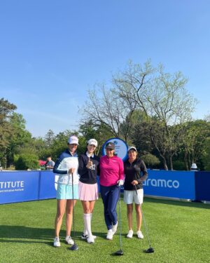 Kim Joo-hee Instagram - 아람코 팀시리즈 라운드1 07:45 Tee off
Team Uribe 🏌️‍♀️🏌️‍♀️🏌️‍♀️🏌️‍♀️

골프를 친다고 새벽 다섯시에 일어나는 일이란 
시험 친 이후 처음인것 같다 ㅋ 

유러피안 투어 선수들이라 정보가 잘 없었는데
우리팀에 마리아호 우리베 선수가 17번 홀까지 -4언더로 선두를
차지하는 엄청난 선수였던것 wow! 

마지막 홀 티샷이 슬라이스나며 산으로 가 보기로 -3언더
2위로 마무리했지만 그녀의 카리스마 넘치는 모습과 플레이에
많이 보고 배웠던 하루 

나의 역할은 우리 팀의 사기 진작을 위해 열심히
나이스 버디 굿샷을 외쳐주기, 
버디로 -타수 팀에 더하기였을진데
후자가 빠른 그린에 버디를 자꾸 놓치며 진즉에 전자로 힘을 실어주었다 🫢

한타 차로 팀 3위
오후 조가 잘친 조가 나와서 현재 4위지만 
오늘 버디 좀 더해 기여할수 있는 날이 되길 소망하며 🙏🏻

현재 -4언더로 홈그라운드의 힘을 발휘해주는 김효주 선수도 파이팅!!
우리베 카리스마 리더도 파이팅 !
멋진 날씨에 멋진 1라운드였다 

오늘 비예보가 있던데 부디 많이 오지 않아주길..
12:41 티오프!! (오후 티오프 사랑해요) 
오늘도 무사히 파이팅 🦋🙏🏻🧚

#아람코팀시리즈 #김효주 파이팅 #우리베 파이팅! 🧡
#kolon #waac #golf #letsgo 🏌️‍♀️