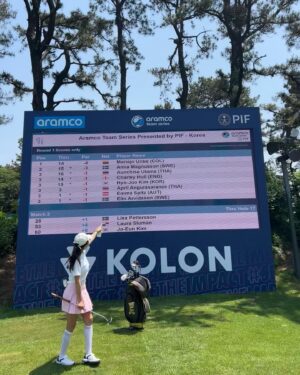 Kim Joo-hee Instagram - 아람코 팀시리즈 라운드1 07:45 Tee off
Team Uribe 🏌️‍♀️🏌️‍♀️🏌️‍♀️🏌️‍♀️

골프를 친다고 새벽 다섯시에 일어나는 일이란 
시험 친 이후 처음인것 같다 ㅋ 

유러피안 투어 선수들이라 정보가 잘 없었는데
우리팀에 마리아호 우리베 선수가 17번 홀까지 -4언더로 선두를
차지하는 엄청난 선수였던것 wow! 

마지막 홀 티샷이 슬라이스나며 산으로 가 보기로 -3언더
2위로 마무리했지만 그녀의 카리스마 넘치는 모습과 플레이에
많이 보고 배웠던 하루 

나의 역할은 우리 팀의 사기 진작을 위해 열심히
나이스 버디 굿샷을 외쳐주기, 
버디로 -타수 팀에 더하기였을진데
후자가 빠른 그린에 버디를 자꾸 놓치며 진즉에 전자로 힘을 실어주었다 🫢

한타 차로 팀 3위
오후 조가 잘친 조가 나와서 현재 4위지만 
오늘 버디 좀 더해 기여할수 있는 날이 되길 소망하며 🙏🏻

현재 -4언더로 홈그라운드의 힘을 발휘해주는 김효주 선수도 파이팅!!
우리베 카리스마 리더도 파이팅 !
멋진 날씨에 멋진 1라운드였다 

오늘 비예보가 있던데 부디 많이 오지 않아주길..
12:41 티오프!! (오후 티오프 사랑해요) 
오늘도 무사히 파이팅 🦋🙏🏻🧚

#아람코팀시리즈 #김효주 파이팅 #우리베 파이팅! 🧡
#kolon #waac #golf #letsgo 🏌️‍♀️