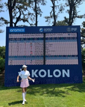 Kim Joo-hee Instagram - 아람코 팀시리즈 라운드1 07:45 Tee off
Team Uribe 🏌️‍♀️🏌️‍♀️🏌️‍♀️🏌️‍♀️

골프를 친다고 새벽 다섯시에 일어나는 일이란 
시험 친 이후 처음인것 같다 ㅋ 

유러피안 투어 선수들이라 정보가 잘 없었는데
우리팀에 마리아호 우리베 선수가 17번 홀까지 -4언더로 선두를
차지하는 엄청난 선수였던것 wow! 

마지막 홀 티샷이 슬라이스나며 산으로 가 보기로 -3언더
2위로 마무리했지만 그녀의 카리스마 넘치는 모습과 플레이에
많이 보고 배웠던 하루 

나의 역할은 우리 팀의 사기 진작을 위해 열심히
나이스 버디 굿샷을 외쳐주기, 
버디로 -타수 팀에 더하기였을진데
후자가 빠른 그린에 버디를 자꾸 놓치며 진즉에 전자로 힘을 실어주었다 🫢

한타 차로 팀 3위
오후 조가 잘친 조가 나와서 현재 4위지만 
오늘 버디 좀 더해 기여할수 있는 날이 되길 소망하며 🙏🏻

현재 -4언더로 홈그라운드의 힘을 발휘해주는 김효주 선수도 파이팅!!
우리베 카리스마 리더도 파이팅 !
멋진 날씨에 멋진 1라운드였다 

오늘 비예보가 있던데 부디 많이 오지 않아주길..
12:41 티오프!! (오후 티오프 사랑해요) 
오늘도 무사히 파이팅 🦋🙏🏻🧚

#아람코팀시리즈 #김효주 파이팅 #우리베 파이팅! 🧡
#kolon #waac #golf #letsgo 🏌️‍♀️