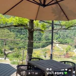 Kim Joo-hee Instagram - D-1 !!!
5월 10에서 13일 열리는 #Let아람코팀시리즈
어쩌다 제가 유러피안 투어 대회에 나가게됐어요,,

내일부터 3일간 열리는 대회인데 
금토는 프로3명과 아마추어 1명 이렇게 네명이 한 팀을 이뤄서 
36팀이 경합을 벌이고, 마지막날 일요일은 프로들의 스트로크 대결!

팀전 상금 50만 달러(약 6억 9천)
개인 프로 선수 상금 50만 달러! 
총상금 100만달러의 어마어마한 사우디 머니의 큰 대회인데요

이벤트 대회니까 재밌겠다라는 마음에서 
아고 폐를 끼치면 안되는데라는 걱정이 걱정이,,, 

집나간 감 잡아오느라 라운드 연습을 열심하긴했는데
(운동은 벼락치기하지 말기로 ..) 

비오고 추운 날씨에 몸살,근육통이 와서는 
전날 겨우 짐싸고 있는 미련한 사람 …나야나.. ㅠ 
흐규 넉달 채를 놓았던 올초 나는 왜그랬을까를 반성하며…

떨리는 마음, 걱정되는 마음 이젠 다 내려놓고 
어쩌면 처음이자 마지막일 이렇게 큰 대회 잘 참가하고 오겠습니다,,

중계는 jtbc골프에서, 일산 뉴코리아 cc에서 
공 잘치는 연예인 방송인 경영인분들이 아마추어로 참석하는 대회니
편하게 놀러오셔서 응원해주셔도 좋겠어요 🤗 

미스샷은 빨리잊고 굿샷만 기억하며
피해안주고 잘 집중하기! 아자아자!! 

많이 응원해주세요🏌️‍♀️🧚
#jtbcgolf #뉴코리아cc #아람코팀시리즈 #파이팅 🥳