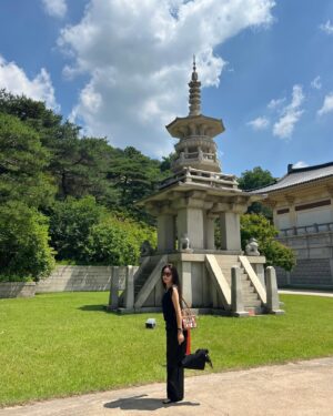 Kim Joo-hee Instagram - 진흙에 물들지 않는 연꽃처럼 🪷
전시 마지막 날 호암미술관 나들이 

어렸을때 불교이신 부모님과 같이 매 주말 산 등산하며 
산봉우리 꼭대기에 있던 절을 찾았던 절소녀여서 그런지 
익숙했던 분위기의 불상과 유물의 전시 
(그래서인가 산과 꽃나무를 좋아하는 성인이 되었어요 #origin ?!😊) 

섬세한 디테일의 금속 공예와 온 맘 다해 정성껏 적어내려간듯한
기도문들 불교내에서의 여성의 위치를 찾아본 포커스가 흥미로웠고
뉴진스님의 부처핸섬이라는 DJ 팝의 열풍인지 젊은 친구들도 많아 
무언가 모던화된듯한 전시장 분위기도 이색적이었다 ^^ 

호제 디자이너 쌤에게 선물받은 카멜색 호제백 
야외 나들이와 찰떡이었네 고마워요 호디자이너 @hozelee 🤗

날이 좋아 꽃나무 하늘도 정말 많이 찍었는데
릴스를 만들기 요령이 없으니 😂 
눈부신날 소풍같은 하루 뿅 💚

#진흙에물들지않는연꽃처럼 #연꽃같이 🪷🌈🌸
#호암미술관 #여름나들이 👒