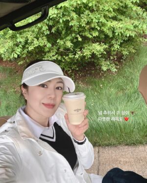 Kim Joo-hee Instagram - D-1 !!!
5월 10에서 13일 열리는 #Let아람코팀시리즈
어쩌다 제가 유러피안 투어 대회에 나가게됐어요,,

내일부터 3일간 열리는 대회인데 
금토는 프로3명과 아마추어 1명 이렇게 네명이 한 팀을 이뤄서 
36팀이 경합을 벌이고, 마지막날 일요일은 프로들의 스트로크 대결!

팀전 상금 50만 달러(약 6억 9천)
개인 프로 선수 상금 50만 달러! 
총상금 100만달러의 어마어마한 사우디 머니의 큰 대회인데요

이벤트 대회니까 재밌겠다라는 마음에서 
아고 폐를 끼치면 안되는데라는 걱정이 걱정이,,, 

집나간 감 잡아오느라 라운드 연습을 열심하긴했는데
(운동은 벼락치기하지 말기로 ..) 

비오고 추운 날씨에 몸살,근육통이 와서는 
전날 겨우 짐싸고 있는 미련한 사람 …나야나.. ㅠ 
흐규 넉달 채를 놓았던 올초 나는 왜그랬을까를 반성하며…

떨리는 마음, 걱정되는 마음 이젠 다 내려놓고 
어쩌면 처음이자 마지막일 이렇게 큰 대회 잘 참가하고 오겠습니다,,

중계는 jtbc골프에서, 일산 뉴코리아 cc에서 
공 잘치는 연예인 방송인 경영인분들이 아마추어로 참석하는 대회니
편하게 놀러오셔서 응원해주셔도 좋겠어요 🤗 

미스샷은 빨리잊고 굿샷만 기억하며
피해안주고 잘 집중하기! 아자아자!! 

많이 응원해주세요🏌️‍♀️🧚
#jtbcgolf #뉴코리아cc #아람코팀시리즈 #파이팅 🥳