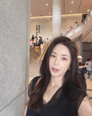 Kim Joo-hee Instagram - 진흙에 물들지 않는 연꽃처럼 🪷
전시 마지막 날 호암미술관 나들이 

어렸을때 불교이신 부모님과 같이 매 주말 산 등산하며 
산봉우리 꼭대기에 있던 절을 찾았던 절소녀여서 그런지 
익숙했던 분위기의 불상과 유물의 전시 
(그래서인가 산과 꽃나무를 좋아하는 성인이 되었어요 #origin ?!😊) 

섬세한 디테일의 금속 공예와 온 맘 다해 정성껏 적어내려간듯한
기도문들 불교내에서의 여성의 위치를 찾아본 포커스가 흥미로웠고
뉴진스님의 부처핸섬이라는 DJ 팝의 열풍인지 젊은 친구들도 많아 
무언가 모던화된듯한 전시장 분위기도 이색적이었다 ^^ 

호제 디자이너 쌤에게 선물받은 카멜색 호제백 
야외 나들이와 찰떡이었네 고마워요 호디자이너 @hozelee 🤗

날이 좋아 꽃나무 하늘도 정말 많이 찍었는데
릴스를 만들기 요령이 없으니 😂 
눈부신날 소풍같은 하루 뿅 💚

#진흙에물들지않는연꽃처럼 #연꽃같이 🪷🌈🌸
#호암미술관 #여름나들이 👒