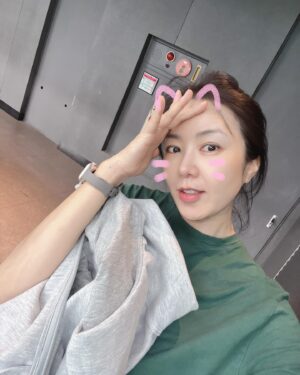 Kim Joo-hee Instagram - 1.가정의 달을 맞아 준비하는 자세. 🎁
2. 핑크핑크 진달래의상 🌸🌷🌸
3. 연어아보카도 키토김밥 만들기 여기까진 아주 순조로움🥑🐟
4. 김이 붙지를 않고 터짐,, 왜 왜… 
5. 쌈을 싸서 먹고 있는.,,, 김밥속성과외 필요 🧐
6. 초록초록이 5월
7. 연보라빛 포도송이같은 등나무 🍇🍇
8. 마침내 라운드 중 만보달성 🥳 
9. 요즘 맹연습중인 숏게임 46도 10m 러닝어프로치 , 50도 20m 러닝어프로치 그린 미스해도 다갖다 붙이자는 맘으로 🎯
10. 지하에서 1시간, 지상 5층에서 1시간 @range_golf0401 가깝고 편하고 친절하고 🌈 D-day까지 최선을 👌🏻 

내가 사랑하는 5월 
좋은 일들 가득하시길 🍀🍀🤞🏻🥳🤗