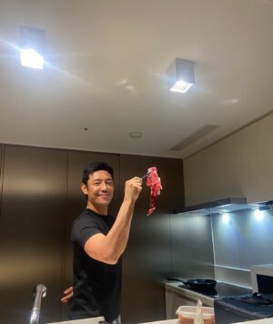 Kim Joo-heon Instagram - KBS2 드라마스페셜 2023.11.18 밤11:25 #마마고 🥩🥩🥩🥩🥩 마님은왜마당쇠에게고기를주었나 #함영걸감독 #위재화작가 👍🏻