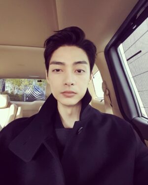 Kim Joon Instagram - 열까 닫을까 #결정장애 #모호 #패션위크