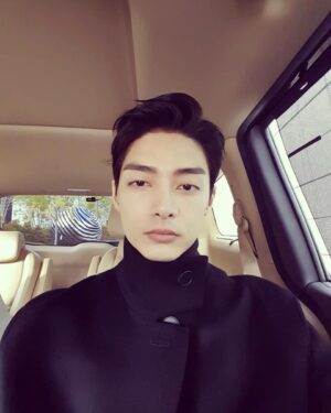 Kim Joon Instagram - 열까 닫을까 #결정장애 #모호 #패션위크