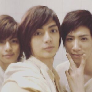 Kim Joon Instagram - #2007 #여름 리허설하고 내려오면 메이크업국물 떨어지던거 생각난다..그래도 옷이 누래서 티가 안났어..그랬었어.. #더워
