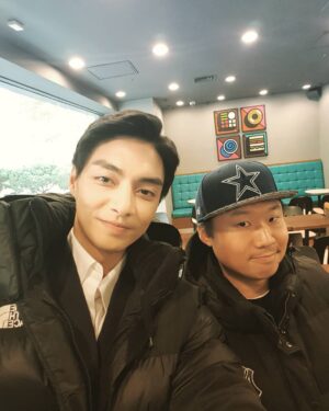 Kim Joon Instagram - 수줍은듯 새침한 미소를 짓고 있지만...이름하야 장르스페셜리스트? 오!인천 감독님 #13일의금요일 #오인천 #영화맞춤제작소