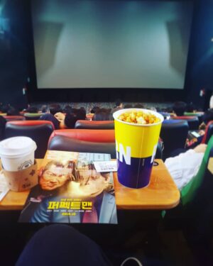 Kim Joon Instagram - 와... 테이블있는 좌석.. 처음 앉아봄.. 몸둘바를 모르겠네이거..#퍼펙트맨 심지어 팔걸이가 공용이아님😱