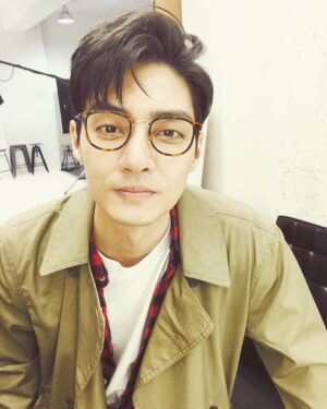 Kim Joon Instagram - 🤓 #에떼라피네 #eteraffine