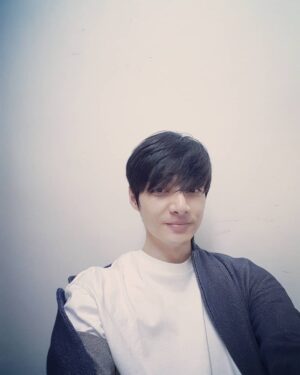 Kim Joon Instagram - 보일듯 말듯 가물거리는 #가리워진눈 #보인다 머리많이길었네