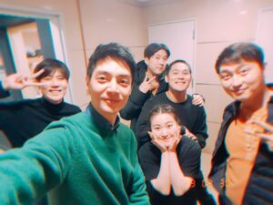 Kim Joon Instagram - #잃어버린마을 가서 오랜만에 만난 #여도 들과 #규종 씨 🤳한분빠지심....