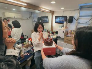 Kim Ju-yeon Instagram - 덕분에 너무너무너무너무나도 행복한 생일 보냈어요!! 
이렇게 축하받는 생일은 맞이하는건 축복이자, 행복한 일인거 같아요! 
생일이라고 연락주신 분들과 챙겨주신 분들 정말 감사해요🥹❤️ 그 행복, 늘 갚는 마음으로 살게요!!

하루하루가 생일인 것처럼!🎂