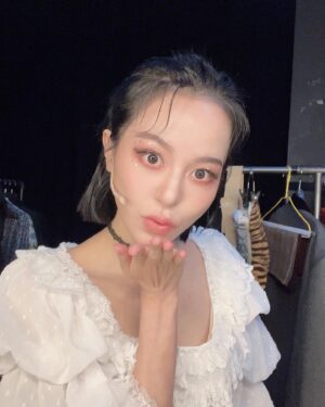Kim Ju-yeon Instagram - 무대 위에서 마음껏 춤추고, 노래하고, 싸우고, 소리지르고, 흔들어재끼는(?) ㅎㅎ 후크를 할 수 있음에 오늘도 정말 정말로 즐겁고 감사하고 신나는 하루였다. 
제가 또 언제 이런 분장과 의상을 해볼까요? 사진 많이 많이 찍어둘거예요!
더욱 더 멋지고 든든한 찰떡 웬디가 될거예요! 많이 보러와주세요 ❤️

#후크가돌아왔다후크isback