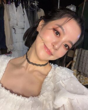 Kim Ju-yeon Instagram - 무대 위에서 마음껏 춤추고, 노래하고, 싸우고, 소리지르고, 흔들어재끼는(?) ㅎㅎ 후크를 할 수 있음에 오늘도 정말 정말로 즐겁고 감사하고 신나는 하루였다. 
제가 또 언제 이런 분장과 의상을 해볼까요? 사진 많이 많이 찍어둘거예요!
더욱 더 멋지고 든든한 찰떡 웬디가 될거예요! 많이 보러와주세요 ❤️

#후크가돌아왔다후크isback