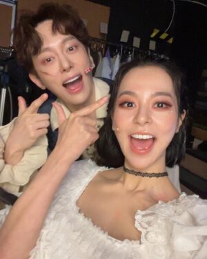 Kim Ju-yeon Instagram - 무대 위에서 마음껏 춤추고, 노래하고, 싸우고, 소리지르고, 흔들어재끼는(?) ㅎㅎ 후크를 할 수 있음에 오늘도 정말 정말로 즐겁고 감사하고 신나는 하루였다. 
제가 또 언제 이런 분장과 의상을 해볼까요? 사진 많이 많이 찍어둘거예요!
더욱 더 멋지고 든든한 찰떡 웬디가 될거예요! 많이 보러와주세요 ❤️

#후크가돌아왔다후크isback