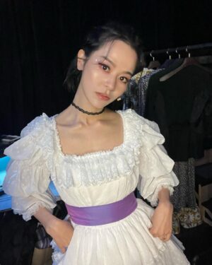 Kim Ju-yeon Instagram - 무대 위에서 마음껏 춤추고, 노래하고, 싸우고, 소리지르고, 흔들어재끼는(?) ㅎㅎ 후크를 할 수 있음에 오늘도 정말 정말로 즐겁고 감사하고 신나는 하루였다. 
제가 또 언제 이런 분장과 의상을 해볼까요? 사진 많이 많이 찍어둘거예요!
더욱 더 멋지고 든든한 찰떡 웬디가 될거예요! 많이 보러와주세요 ❤️

#후크가돌아왔다후크isback
