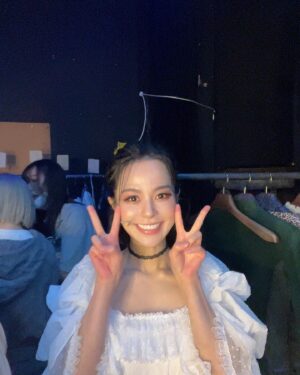 Kim Ju-yeon Instagram - 무대 위에서 마음껏 춤추고, 노래하고, 싸우고, 소리지르고, 흔들어재끼는(?) ㅎㅎ 후크를 할 수 있음에 오늘도 정말 정말로 즐겁고 감사하고 신나는 하루였다. 
제가 또 언제 이런 분장과 의상을 해볼까요? 사진 많이 많이 찍어둘거예요!
더욱 더 멋지고 든든한 찰떡 웬디가 될거예요! 많이 보러와주세요 ❤️

#후크가돌아왔다후크isback