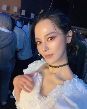 Kim Ju-yeon Instagram - 무대 위에서 마음껏 춤추고, 노래하고, 싸우고, 소리지르고, 흔들어재끼는(?) ㅎㅎ 후크를 할 수 있음에 오늘도 정말 정말로 즐겁고 감사하고 신나는 하루였다. 
제가 또 언제 이런 분장과 의상을 해볼까요? 사진 많이 많이 찍어둘거예요!
더욱 더 멋지고 든든한 찰떡 웬디가 될거예요! 많이 보러와주세요 ❤️

#후크가돌아왔다후크isback