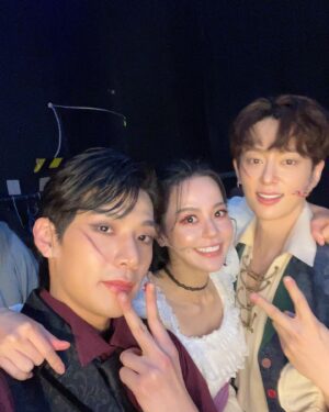 Kim Ju-yeon Instagram - 무대 위에서 마음껏 춤추고, 노래하고, 싸우고, 소리지르고, 흔들어재끼는(?) ㅎㅎ 후크를 할 수 있음에 오늘도 정말 정말로 즐겁고 감사하고 신나는 하루였다. 
제가 또 언제 이런 분장과 의상을 해볼까요? 사진 많이 많이 찍어둘거예요!
더욱 더 멋지고 든든한 찰떡 웬디가 될거예요! 많이 보러와주세요 ❤️

#후크가돌아왔다후크isback