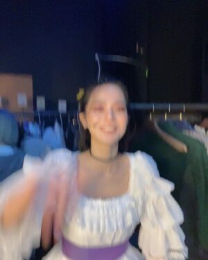 Kim Ju-yeon Instagram - 무대 위에서 마음껏 춤추고, 노래하고, 싸우고, 소리지르고, 흔들어재끼는(?) ㅎㅎ 후크를 할 수 있음에 오늘도 정말 정말로 즐겁고 감사하고 신나는 하루였다. 
제가 또 언제 이런 분장과 의상을 해볼까요? 사진 많이 많이 찍어둘거예요!
더욱 더 멋지고 든든한 찰떡 웬디가 될거예요! 많이 보러와주세요 ❤️

#후크가돌아왔다후크isback