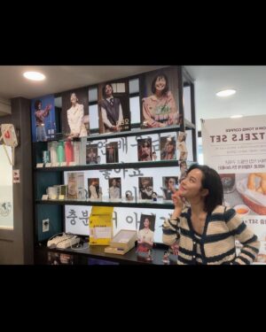 Kim Ju-yeon Instagram - 덕분에 정말 정말 행복한 8주년을 보냈습니다. 제가 벌써 8주년이 되었더라고요. 어떻게보면 길기도 그리고 짧기도 한 그 시간동안 늘 무대와 스크린에서 제 일을 할 수 있다는게 감사한 시간들이었어요. 
그리고 보내주신 편지들도 한장한장 모아서 책으로 만들어 주셔서 감사합니다. 🥹 눈물이 날 만큼 정말 그 어떤 선물보다 귀중하고 아름다웠어요. 
누군가를 응원한다는 그 말은 정말 아름다운 것 같아요. 사람을 살아갈 수 있는 힘을 만들어주니까요! 
저도 늘 그 마음 베풀면서 살아갈 수 있도록 할게요. 고마워요!!