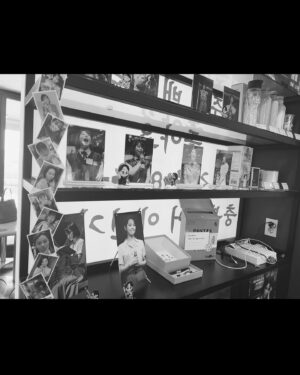Kim Ju-yeon Instagram - 덕분에 정말 정말 행복한 8주년을 보냈습니다. 제가 벌써 8주년이 되었더라고요. 어떻게보면 길기도 그리고 짧기도 한 그 시간동안 늘 무대와 스크린에서 제 일을 할 수 있다는게 감사한 시간들이었어요. 
그리고 보내주신 편지들도 한장한장 모아서 책으로 만들어 주셔서 감사합니다. 🥹 눈물이 날 만큼 정말 그 어떤 선물보다 귀중하고 아름다웠어요. 
누군가를 응원한다는 그 말은 정말 아름다운 것 같아요. 사람을 살아갈 수 있는 힘을 만들어주니까요! 
저도 늘 그 마음 베풀면서 살아갈 수 있도록 할게요. 고마워요!!