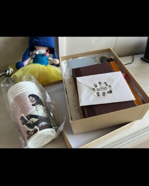 Kim Ju-yeon Instagram - 덕분에 정말 정말 행복한 8주년을 보냈습니다. 제가 벌써 8주년이 되었더라고요. 어떻게보면 길기도 그리고 짧기도 한 그 시간동안 늘 무대와 스크린에서 제 일을 할 수 있다는게 감사한 시간들이었어요. 
그리고 보내주신 편지들도 한장한장 모아서 책으로 만들어 주셔서 감사합니다. 🥹 눈물이 날 만큼 정말 그 어떤 선물보다 귀중하고 아름다웠어요. 
누군가를 응원한다는 그 말은 정말 아름다운 것 같아요. 사람을 살아갈 수 있는 힘을 만들어주니까요! 
저도 늘 그 마음 베풀면서 살아갈 수 있도록 할게요. 고마워요!!