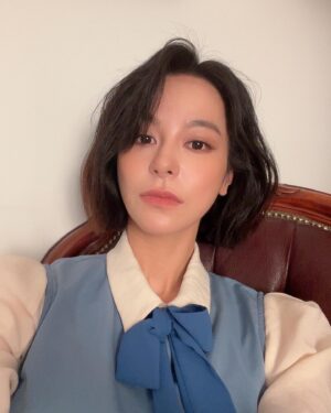 Kim Ju-yeon Instagram - <후크> 
두근두근😌 

설레는 마음으로 준비중이고등요.
우리의 이야기 들으러 오세요🧚
그렇지 팅크?😜