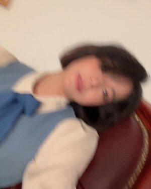 Kim Ju-yeon Instagram - <후크> 
두근두근😌 

설레는 마음으로 준비중이고등요.
우리의 이야기 들으러 오세요🧚
그렇지 팅크?😜