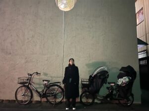 Kim Ju-yeon Instagram - 시간이 어지러울 만큼 빠르게 흘러가네요 .

2023년 참 감사했습니다. 사랑 가득했던 한 해였어요. 요즘 더더욱 시간에 대한 감사함과 저에게 주어진 추억에 대한 소중함을 느끼고 있어요.
2024년은 더 쏜살같이 흘러가겠지만, 하나하나 마음에 소중하게 담아두면서 살아갈게요.
다들 건강 조심! 마음 조심! 잘 다독이면서 살아가자구요!