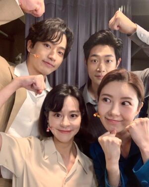 Kim Ju-yeon Instagram - 라흐헤스트 무사히 모두 공연을 올렸답니다❤️
정말 늘 무대위에서, 위로 받는 이 작품을 다시 만나게 되어 너무너무너무 행복하답니다.
많이 보러와주세요🥹
마지막까지 다치지않고, 고민하고, 동림이를 향안이를 상을 환기를 사랑할게요.
#혹시오늘도올까 #라흐헤스트