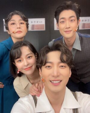 Kim Ju-yeon Instagram - 라흐헤스트 무사히 모두 공연을 올렸답니다❤️
정말 늘 무대위에서, 위로 받는 이 작품을 다시 만나게 되어 너무너무너무 행복하답니다.
많이 보러와주세요🥹
마지막까지 다치지않고, 고민하고, 동림이를 향안이를 상을 환기를 사랑할게요.
#혹시오늘도올까 #라흐헤스트