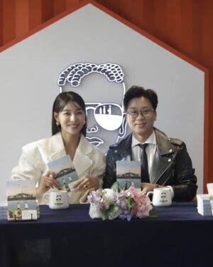 Kim Jung-hwa Instagram - 결혼 참~~ 잘했다!!^^
남편을 조금 알거나 시댁을 아시는 분들은
늘 이렇게 이야기 하곤 합니다ㅎ
너네 시댁은 사기케릭터(?)야~~!!
세상에 이런 시댁은 없었다!!✋️
감히 자랑하고 싶은 사랑하는 나의 가족💜
#커피마실래요결혼할래요 
#두번째엄마
#사랑합니다🙆‍♀️