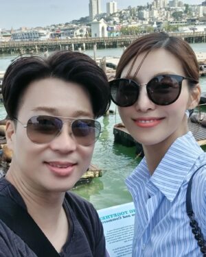 Kim Jung-hwa Instagram - 잊고 있었던 지난 8월의 샌프란 시스코☕
#블루보틀본점 과 물개들을 볼수있는 #피어39
그리고 #금문교 ㅋㅋ 까지^^
둘이서 여기저기 두리번 거리며 찾아 다니던
행복했던 시간💜
우버타고~ 걷고~ 또 우버타고 걷고..
애들이 없으니 이런 여행도 가능하구나~
싶던 시간🙂
다시 떠올리니 행복해지네요😍
#부부#센프란시스코#다음은#케나다#몬트리올#퀘백