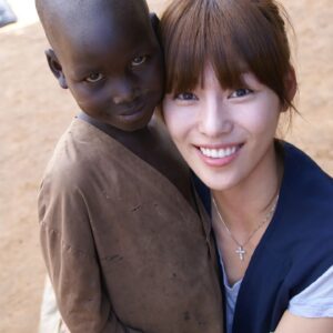 Kim Jung-hwa Instagram - 여러분~~ 축하해 주세요💜
 제가 드디어 할미가 되었답니다ㅎㅎ

2009년도에 처음 만났던 너무나도 사랑스러운 
꼬꼬마 아그네스가
어느덧 어른이 되어..
아름다운 가정을 이루었어요~
거기에 너무나 귀한 축복의 선물이 찾아왔답니다~
아그네스가 건강하게 아들을 출산했다고 해요♡

제 눈에는
여전히 아직도 어리고 순수하고 
참 귀여웠던 6살 꼬마로 남아 있는데..
이제 야그네스도 엄마가 되었네요..^^
옛 어른들이 "애기가 애기를 낳았네~~"
하는 말이...
어떤 말인지 공감할 수 있을 것 같습니다^^
제 눈엔 아직  애기 같아요~~ㅎ
저 이제 가끔 손주 자랑좀 해도되쥬??ㅎ
우리 손주 보러  얼른 아프리카 가야겠어요🏃🏃‍♂️🏃‍♀️

아그네스와 사무엘 그리고 새로 태어난 생명위해서 생각나실 때 기도 부탁드립니다🙏
#하나님이주신선물
#세상에서가장큰울타리
#가족
#또다른기적
#아그네스사무엘