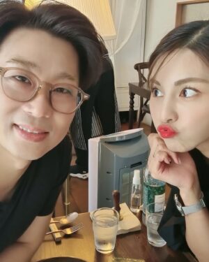 Kim Jung-hwa Instagram - 사랑이 참 많은 따뜻한 사람..
무대에 있을 때 누구보다 더 빛이나는 사람..
하나님을 진심으로 사랑하는 사람..
성숙한 사람..
지혜로운 사람..
배울 점이 참 많은 사람..
.
여전히 내가 정말 존경하는 사람..
.
이 땅에 태어나줘서 고마워요♡
나에게 결혼 해 달라고 이야기 해줘서 고마워요♡
여전히 내 옆에 있어줘서 고마워요♡
2024년 1월 3일 
오늘을 축하할 수 있게 해줘서 고마워요♡

사랑해요.
생일 축하해요♡
#내사랑
#내남편
#축탄신일
#모두축하해주세요🙆‍♀️
