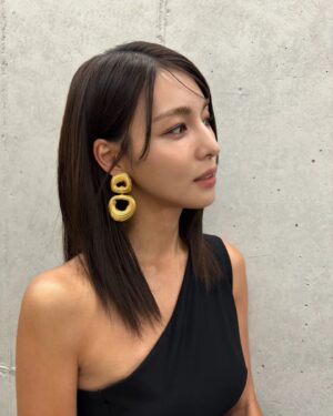 Kim Jung-hwa Instagram - 2023년의 시작은
참.. 어려운 마음으로 시작했었는데..
돌이켜보니
2023년은 감사하지 않았던 날이
하루도 없었네요~
참 많은것을 이루게 해주신 하나님께
감사하며 한해를 마무리 합니다..
여전히 무거운 마음과 힘든 일들은 있지만
돌아보면 그 시간들도 참 감사했다.. 고백할수 있는 우리가 되었으면 좋겠습니다..
한해동안 수고 많으셨어요~(토닥토닥..)
@abybomhana 
@abybom_komiyoung 
@stylistkyungnam 
최고의 아티스트와 함께 할수있어 영광입니다♡
사랑합니다♡