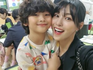 Kim Jung-hwa Instagram - 내사랑 귀요미 들의
학부모 참관수업😍
부모님들보다 더 떨리는마음 으로
발표하고 수업하는 모습이
어찌나 사랑스럽던지....
엄마 언제오나~ 기대하며 빼꼼히~
문만 바라보던 너희들 모습 
잊지 못할것같아^^
고마워..
부족한 엄마아빠를
온전히 믿어주고
바라봐주고
아무 이유없이 사랑해 줘서..
#유화#유별#내사랑들#초딩