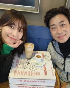 Kim Jung-hwa Instagram - 생존신고ㅎㅎ
저희 잘 지내고 있어요~~^^
여전히 바쁘고~
정신없이 열심히 하루 하루를
보내고 있지만..
감사한 마음 가득입니다~~
봄이오려고 꽃샘 추위가 기승이네요ㅎ
힘든 상황 속에도 곁에서 함께 힘이되어주는
많은 분들이 있어 힘을 내어 봅니다.
이 땅에도.. 우리의 마음에도..
얼른 꽃피는  봄이 왔으면 좋겠습니다💜
봄날같은 하루 하루 보내세요🙆‍♀️