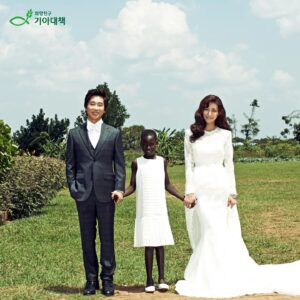 Kim Jung-hwa Instagram - 여러분~~ 축하해 주세요💜
 제가 드디어 할미가 되었답니다ㅎㅎ

2009년도에 처음 만났던 너무나도 사랑스러운 
꼬꼬마 아그네스가
어느덧 어른이 되어..
아름다운 가정을 이루었어요~
거기에 너무나 귀한 축복의 선물이 찾아왔답니다~
아그네스가 건강하게 아들을 출산했다고 해요♡

제 눈에는
여전히 아직도 어리고 순수하고 
참 귀여웠던 6살 꼬마로 남아 있는데..
이제 야그네스도 엄마가 되었네요..^^
옛 어른들이 "애기가 애기를 낳았네~~"
하는 말이...
어떤 말인지 공감할 수 있을 것 같습니다^^
제 눈엔 아직  애기 같아요~~ㅎ
저 이제 가끔 손주 자랑좀 해도되쥬??ㅎ
우리 손주 보러  얼른 아프리카 가야겠어요🏃🏃‍♂️🏃‍♀️

아그네스와 사무엘 그리고 새로 태어난 생명위해서 생각나실 때 기도 부탁드립니다🙏
#하나님이주신선물
#세상에서가장큰울타리
#가족
#또다른기적
#아그네스사무엘