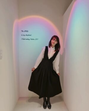 Kim Jung-hwa Instagram - 안녕하세요. 
여러분~~ 어제 저희 (주)알리스타 커피 본사 
가오픈 기부이벤트를 했습니다. 많은 분들이 기부해 주시기 위해  까페를 찾아주셨습니다
진심으로 감사드립니다^^
작년 연말 저희가 인천 차이나타운에 오래된 작은 건물을 회사 명의로 매입하게 되면서 참 많은 고민들이 있었습니다. 
원래는 지어져 있던 건물에 리모델링을 하여 들어가려했으나 너무 오래되고 많은 보강 공사들로 벽체가 약해져 저희가 리모델링을 할 수 없는 상황이었습니다
그래서 건물을 새로 지어야만 하는 큰 난관에 부딪치게 되었어요~
매입할 당시 시세보다 저렴한 가격에 건물을 매입했지만 이후에 철거와 신축을 해야하는 만만치 않은 비용, 또 신축할 때 그만큼 시간이 오래 걸리는 상황 때문에 솔직히 고민이 많이 되기도 했습니다. 그래서 결단을 내린후

동상이몽을 통해 보셨던 것처럼 5월에 철거를 진행하고 건물을 세우는 데는 7개월이라는 꽤 오랜 시간이 걸렸습니다.
신축 하는 비용 또한 매입 이후 
많이 들어가게 되었구요ㅠㅠㅎ
모든 일련의 과정들이 참 쉽지만은 않았다는 생각이 들었습니다.
하지만 앞으로 더 많은 분들을 만날수있고
더 많은 일들을 할수 있다는 생각에..
기대하는 마음으로 감사하고 있습니다~
이곳에 오시는 모든 분들이
힐링이되고 행복이 넘치셨으면..
하는 바람을 가져봅니다
많은 관심과 축하.. 
진심으로 감사드립니다.
회사를 열심히~ 잘~ 이끌어 가겠습니다.
기도해 주세요