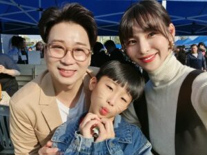Kim Jung-hwa Instagram - 오늘의 우리~~👨‍👩‍👦
고양이 유화^^
별아 미안~~ 담엔 같이오쟈💜
쌀쌀해져서ㅠㅠ
알리스타 텀블러에 따뜻한커피
담아 야외에서 햄볶기😁