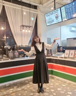 Kim Jung-hwa Instagram - 안녕하세요. 
여러분~~ 어제 저희 (주)알리스타 커피 본사 
가오픈 기부이벤트를 했습니다. 많은 분들이 기부해 주시기 위해  까페를 찾아주셨습니다
진심으로 감사드립니다^^
작년 연말 저희가 인천 차이나타운에 오래된 작은 건물을 회사 명의로 매입하게 되면서 참 많은 고민들이 있었습니다. 
원래는 지어져 있던 건물에 리모델링을 하여 들어가려했으나 너무 오래되고 많은 보강 공사들로 벽체가 약해져 저희가 리모델링을 할 수 없는 상황이었습니다
그래서 건물을 새로 지어야만 하는 큰 난관에 부딪치게 되었어요~
매입할 당시 시세보다 저렴한 가격에 건물을 매입했지만 이후에 철거와 신축을 해야하는 만만치 않은 비용, 또 신축할 때 그만큼 시간이 오래 걸리는 상황 때문에 솔직히 고민이 많이 되기도 했습니다. 그래서 결단을 내린후

동상이몽을 통해 보셨던 것처럼 5월에 철거를 진행하고 건물을 세우는 데는 7개월이라는 꽤 오랜 시간이 걸렸습니다.
신축 하는 비용 또한 매입 이후 
많이 들어가게 되었구요ㅠㅠㅎ
모든 일련의 과정들이 참 쉽지만은 않았다는 생각이 들었습니다.
하지만 앞으로 더 많은 분들을 만날수있고
더 많은 일들을 할수 있다는 생각에..
기대하는 마음으로 감사하고 있습니다~
이곳에 오시는 모든 분들이
힐링이되고 행복이 넘치셨으면..
하는 바람을 가져봅니다
많은 관심과 축하.. 
진심으로 감사드립니다.
회사를 열심히~ 잘~ 이끌어 가겠습니다.
기도해 주세요